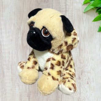 Mopsz kutya, leopárd mintás ruhában 