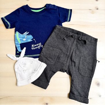 Dínós felső, nadrággal és sapkával