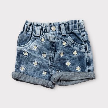 Margarétás rövidnadrág