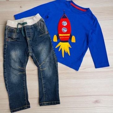 Vagány farmer nadrág, rakétás felsővel