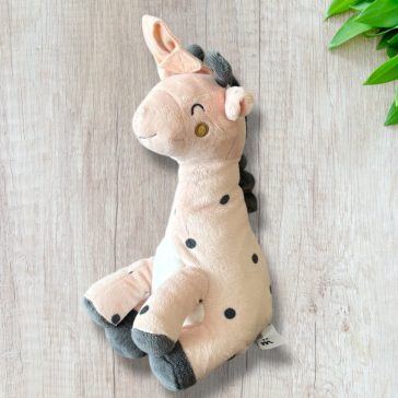 Altatót játszó zsiráf