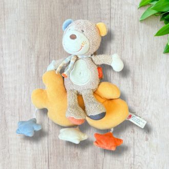 Felhőn ülő kismackó