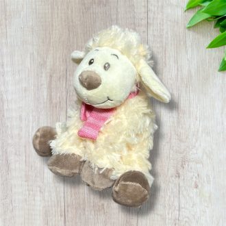 Puha bárány, rózsaszín sállal