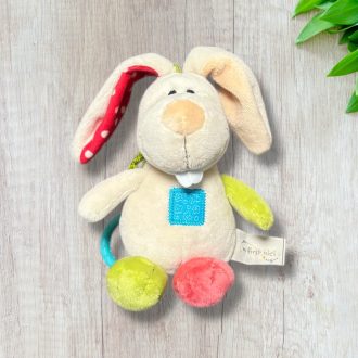 Nici altatót játszó nyuszi 