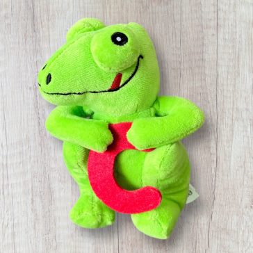 Betűt tartó kaméleon