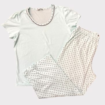 Halványzöld, pöttyös pizsama