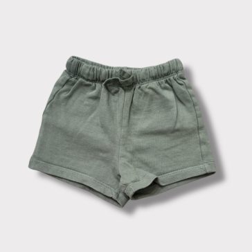 Keki színű rövid nadrág