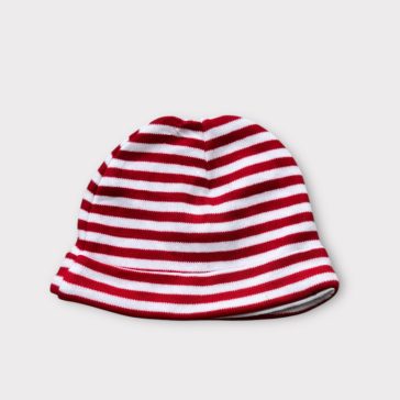 Piros csíkos sapka